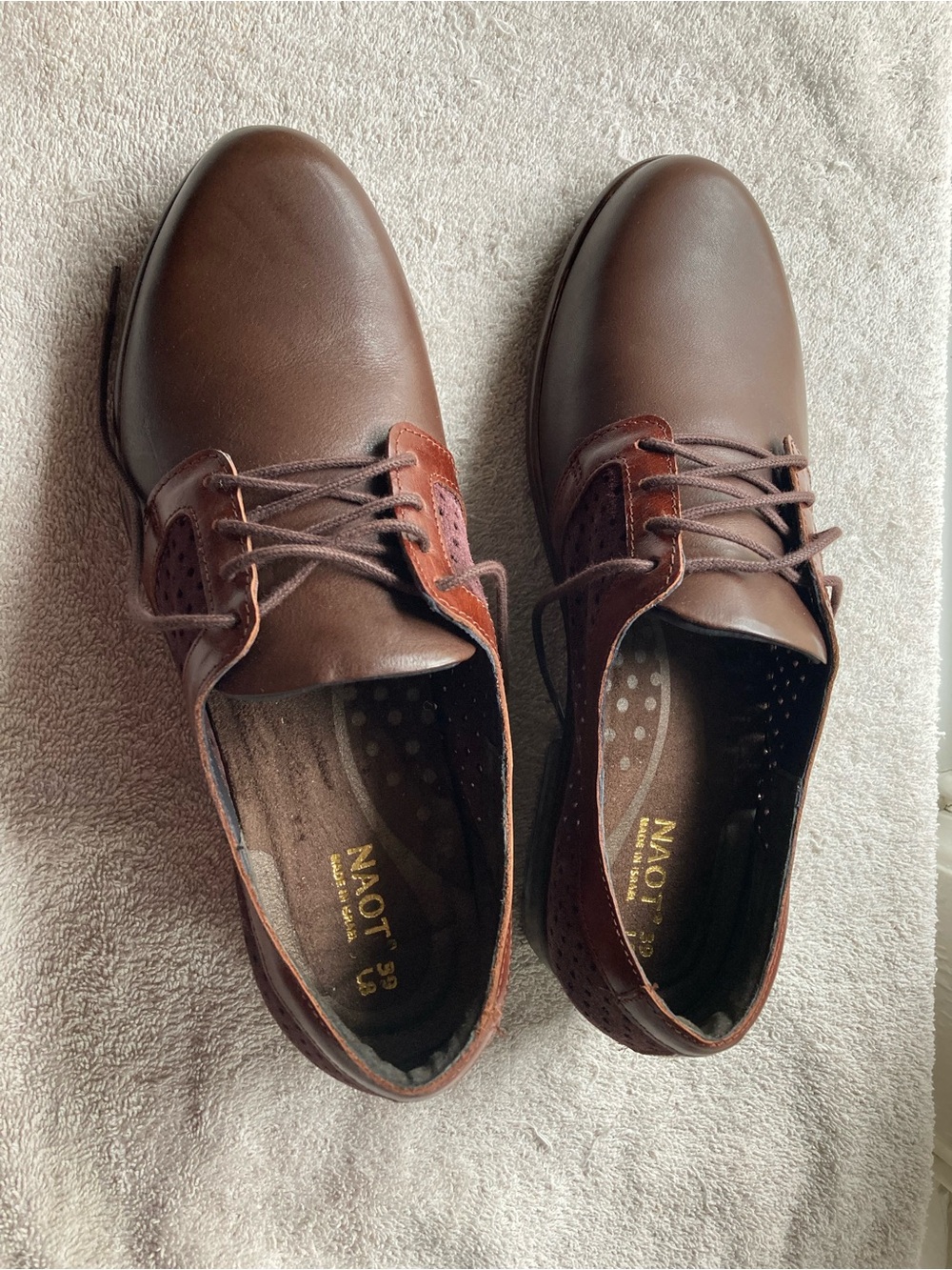 Naot Buran 39 (US 8.5) NWOT unworn toffee leather/burgundy suede oxfords